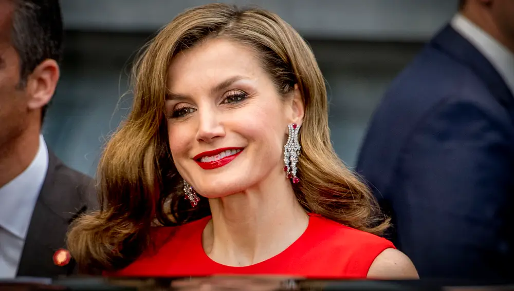 La reina Letizia con los dientes manchados de carmín La reina Letizia con los dientes manchados de carmín