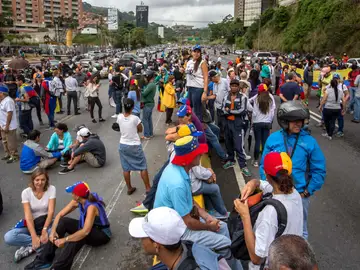 Estudiantes venezolanos se manifiestan contra el gobierno de Nicolás Maduro Estudiantes venezolanos se manifiestan contra el gobierno de Nicolás Maduro