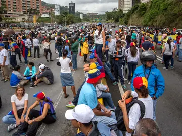 Estudiantes venezolanos se manifiestan contra el gobierno de Nicolás Maduro Estudiantes venezolanos se manifiestan contra el gobierno de Nicolás Maduro