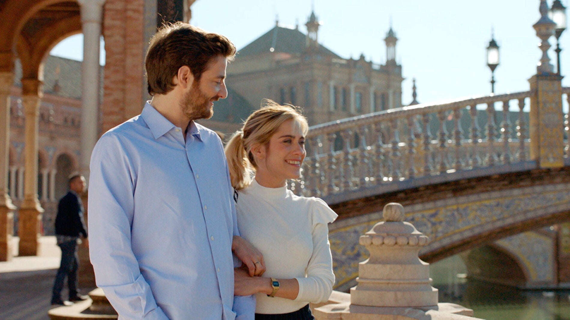 Carmen y Horacio pasean por la Plaza de espa&ntilde;a en Sevilla