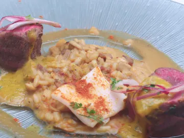 Secreto ibérico, arroz cremoso, salsa cilantro y satay Secreto ibérico, arroz cremoso, salsa cilantro y satay