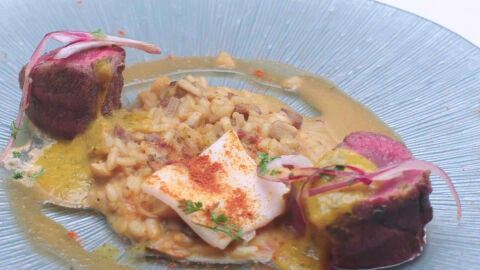 Secreto ib&eacute;rico, arroz cremoso, salsa cilantro y satay