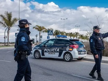 Varios agentes de Policía en Murcia en una imagen de archivo Varios agentes de Policía en Murcia en una imagen de archivo