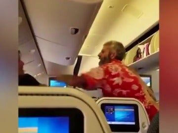 Frame 58.41775 de: Brutal pelea entre dos pasajeros de un avión 