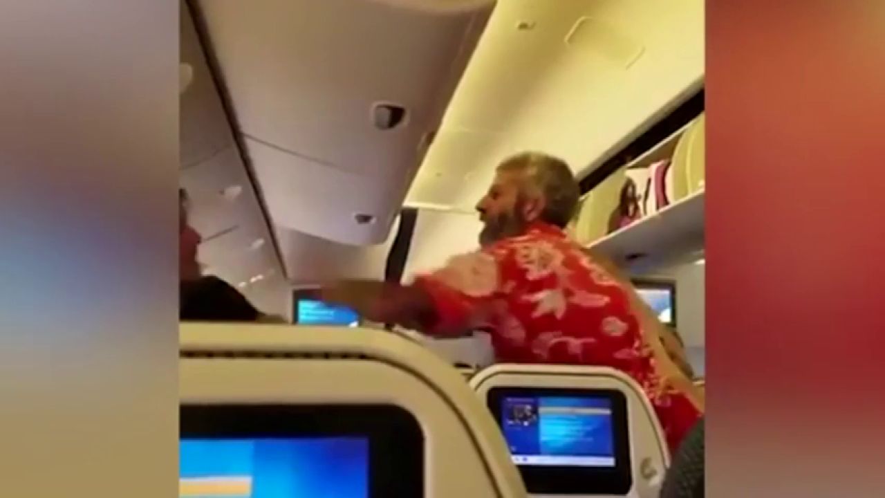 squeed between 2 passenger in a plane