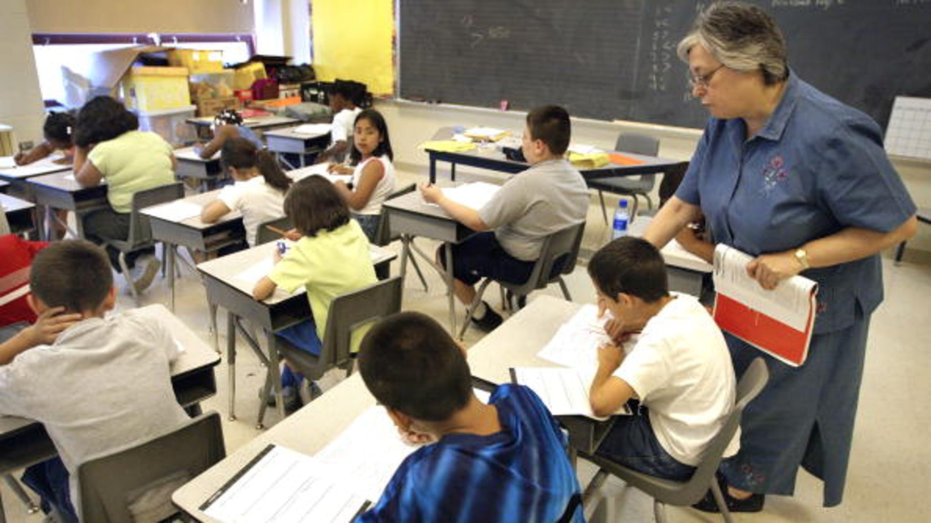 Niños durante un examen