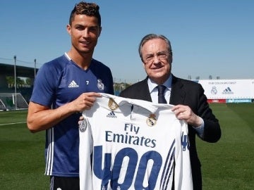 Cristiano Ronaldo posa junto a Florentino Pérez y su camiseta por los 400 goles