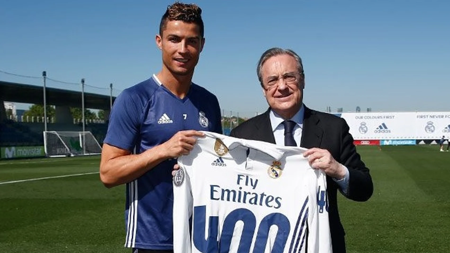 Cristiano Ronaldo posa junto a Florentino Pérez y su camiseta por los 400 goles