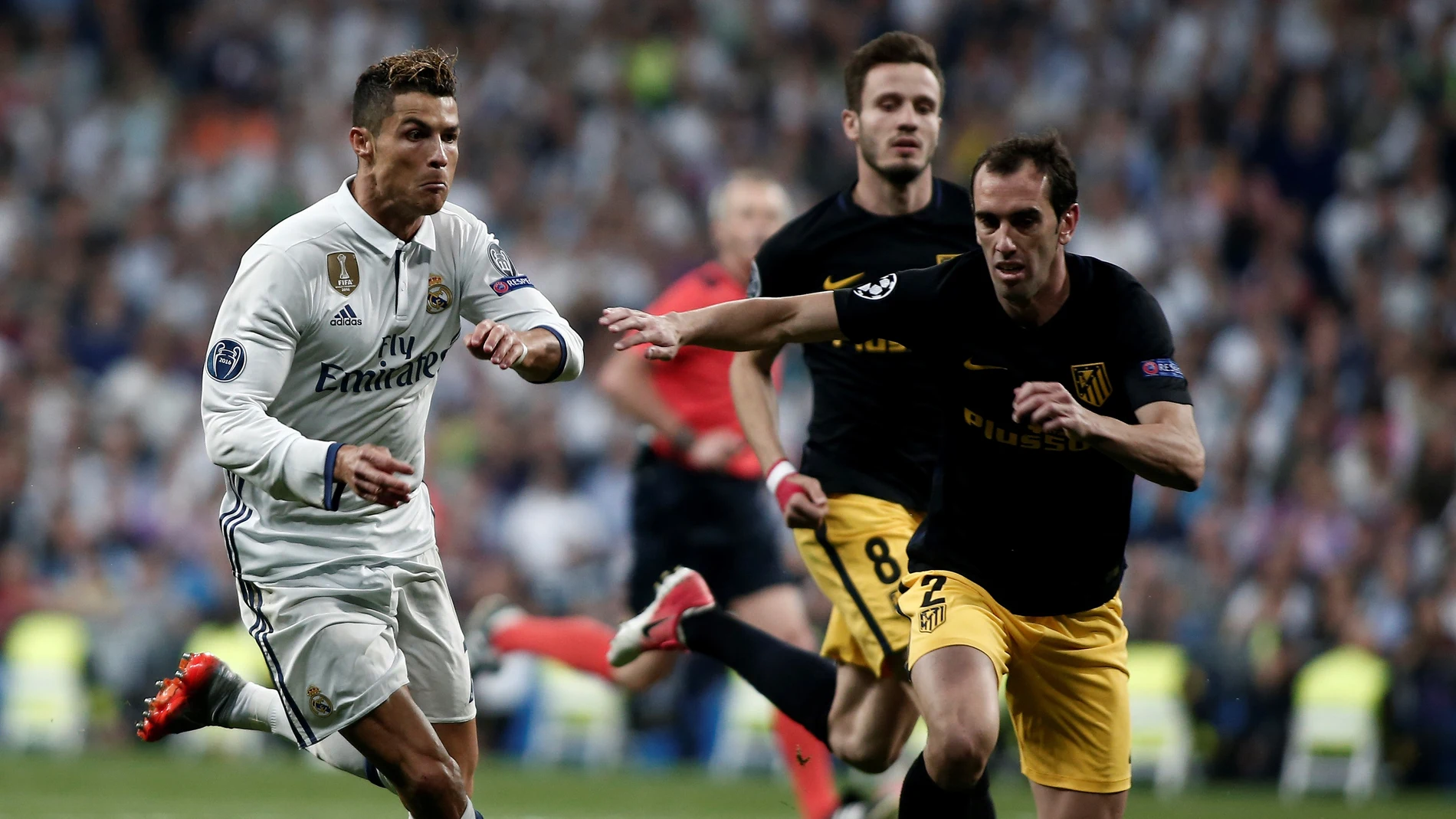 Cristiano Ronaldo trata de marcharse de Godín