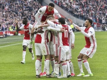 Los jugadores del Ajax celebran uno de los cuatro goles contra el Lyon