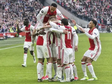 Los jugadores del Ajax celebran uno de los cuatro goles contra el Lyon Los jugadores del Ajax celebran uno de los cuatro goles contra el Lyon