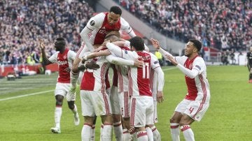 Los jugadores del Ajax celebran uno de los cuatro goles contra el Lyon