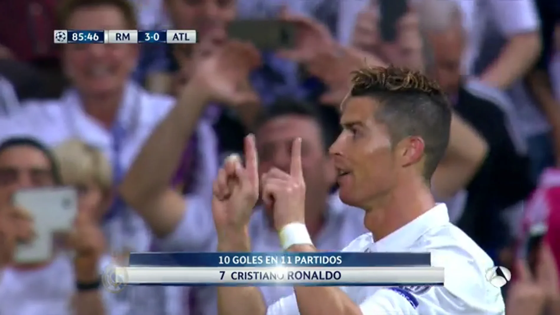 Frame 17.914736 de: '¡Silbidos no, aplausos': El gesto de Cristiano Ronaldo a la grada tras marcar el 3-0 contra el Atlético