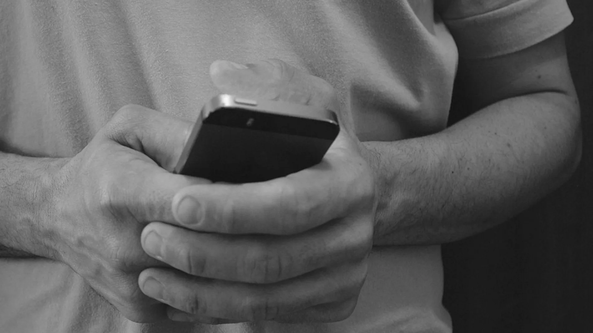 Un usuario con su teléfono móvil Un usuario con su teléfono móvil