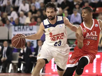 Llull intenta entrar a canasta Llull intenta entrar a canasta