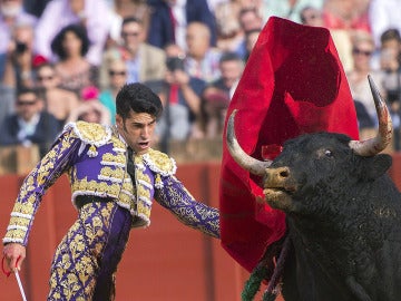 El diestro Alejandro Talavante con su primer toro de la tarde