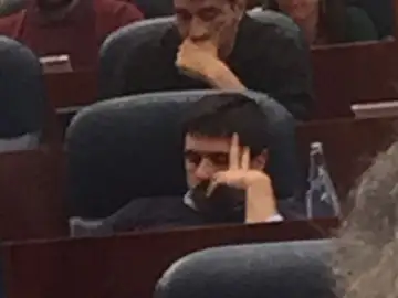 PP y Podemos se enzarzan en Twitter a raíz de una foto de Ramón Espinar recostado en su escaño PP y Podemos se enzarzan en Twitter a raíz de una foto de Ramón Espinar recostado en su escaño