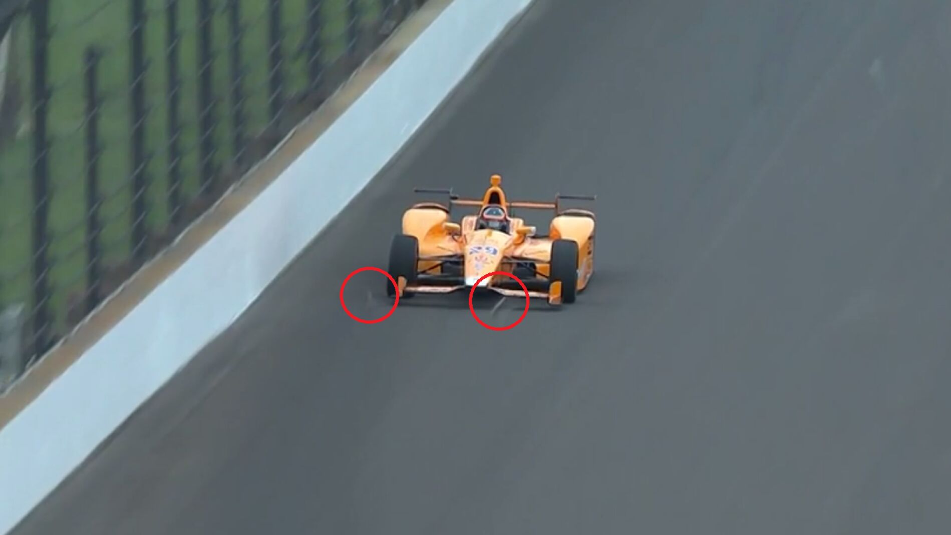 Alonso desintegra a dos p&aacute;jaros