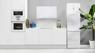 Cocina con electrodomésticos en cristal blanco. Cocina con electrodomésticos en cristal blanco