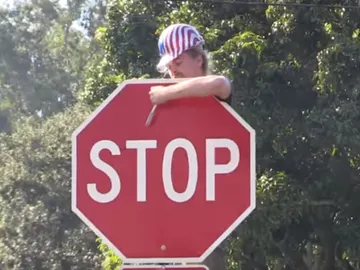 Un youtuber retira señales de tráfico Un youtuber retira señales de tráfico