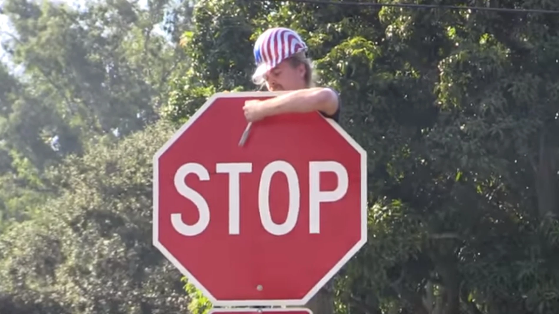 Un youtuber retira señales de tráfico Un youtuber retira señales de tráfico