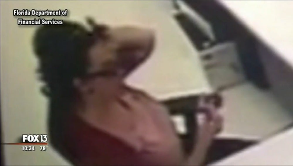 Una mujer autolesionándose en Florida