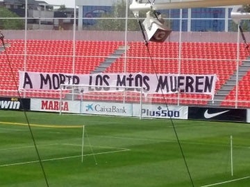 Pancarta en el campo de entrenamiento del Atlético de Madrid