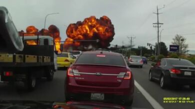 Un piloto sale andando después de que su avión explotara y se estrellara tras chocar con el tendido eléctrico junto a una carretera