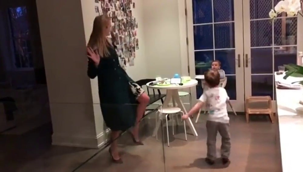 Frame 6.578956 de: Ivanka Trump publica un vídeo bailando con sus hijos en su cuenta de Instagram