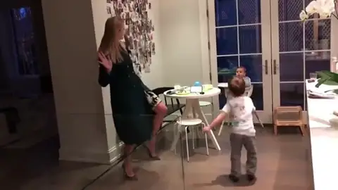 Frame 6.578956 de: Ivanka Trump publica un vídeo bailando con sus hijos en su cuenta de Instagram Frame 6.578956 de: Ivanka Trump publica un vídeo bailando con sus hijos en su cuenta de Instagram
