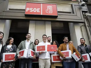 El equipo de Susana Díaz presenta en Ferraz sus avales El equipo de Susana Díaz presenta en Ferraz sus avales