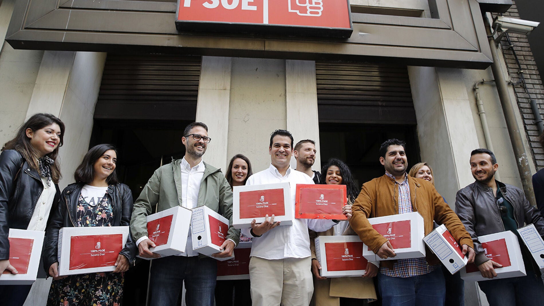 El equipo de Susana D&iacute;az presenta en Ferraz sus avales