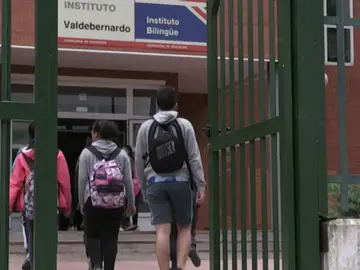 Frame 0.0 de: Una menor de 13 años apuñala hasta cinco veces a otro de 14 años en un instituto de Madrid Frame 0.0 de: Una menor de 13 años apuñala hasta cinco veces a otro de 14 años en un instituto de Madrid