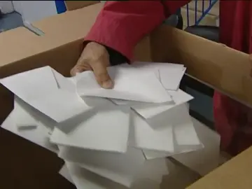 Frame 14.895422 de: La Generalitat licitará la adquisición de 8.000 urnas para el referéndum Frame 14.895422 de: La Generalitat licitará la adquisición de 8.000 urnas para el referéndum