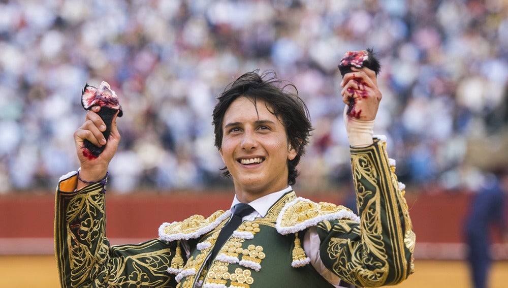 El diestro peruano Andrés Roca Rey da la vuelta al ruedo con las dos orejas cortadas al primero de su lote