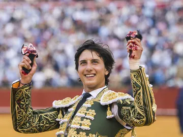 El diestro peruano Andrés Roca Rey da la vuelta al ruedo con las dos orejas cortadas al primero de su lote El diestro peruano Andrés Roca Rey da la vuelta al ruedo con las dos orejas cortadas al primero de su lote