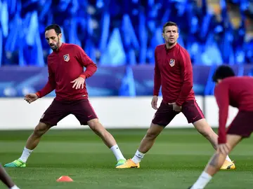 Juanfran y Gabi, durante un entrenamiento con el Atlético de Madrid Juanfran y Gabi, durante un entrenamiento con el Atlético de Madrid