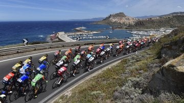 El pelotón, durante la primera etapa del Giro 2017