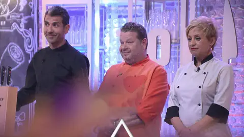 Los concursantes terminan un plato empezado por el jurado Los concursantes terminan un plato empezado por el jurado