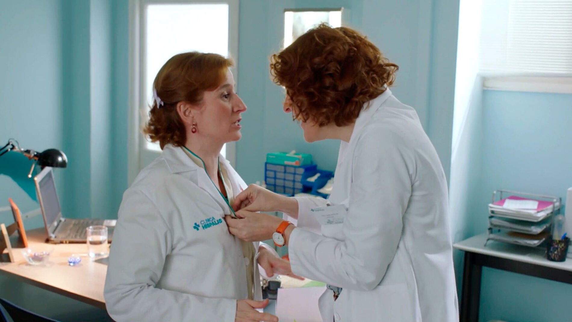 Dolores estropea un momento apasionado con Celia