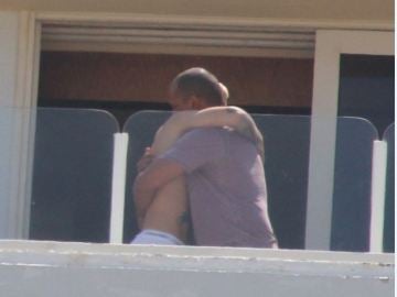 Justin Bieber se abraza a un hombre Justin Bieber se abraza a un hombre