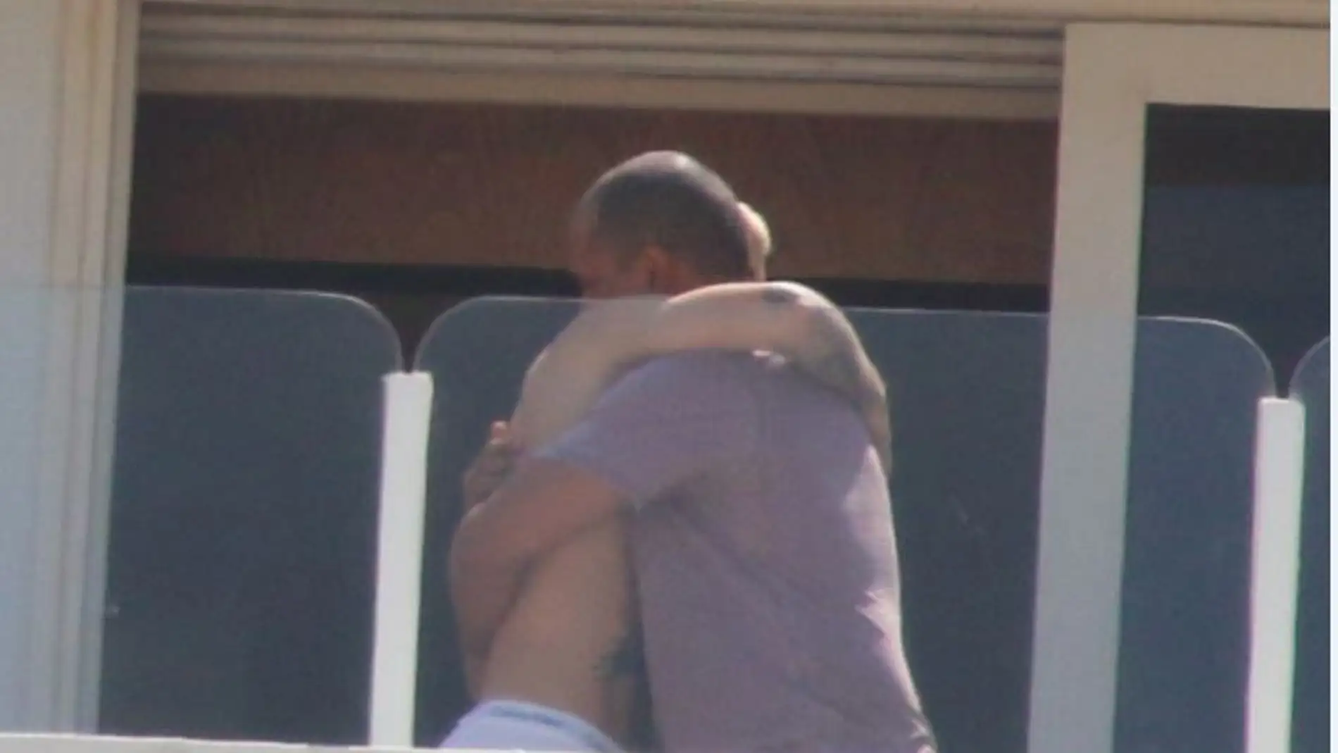Justin Bieber se abraza a un hombre