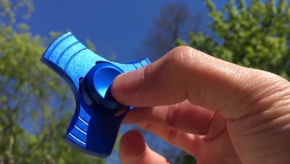 Frame 16.173339 de: Fidger Spinner, el nuevo juguete que causa furor entre los jóvenes