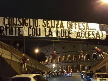 Maniquís con camisetas de la Roma colgados de un puente en Roma Maniquís con camisetas de la Roma colgados de un puente en Roma