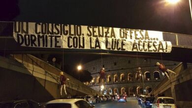 Cuelgan maniquís con las camisetas de De Rossi, Salah y Nainggolan y un aviso: 