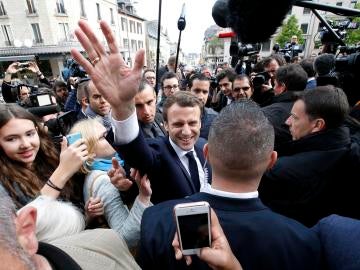 Macron amplía su ventaja en los sondeos tras el debate televisivo