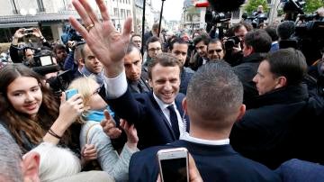 Macron amplía su ventaja en los sondeos tras el debate televisivo