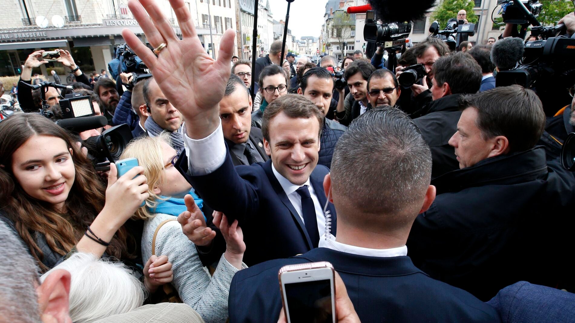 Macron ampl&iacute;a su ventaja en los sondeos tras el debate televisivo