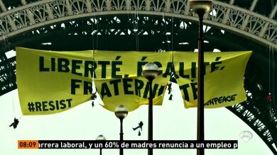 Greenpeace despliega una pancarta en la Torre Eiffel contra la candidatura de Marine Le Pen 