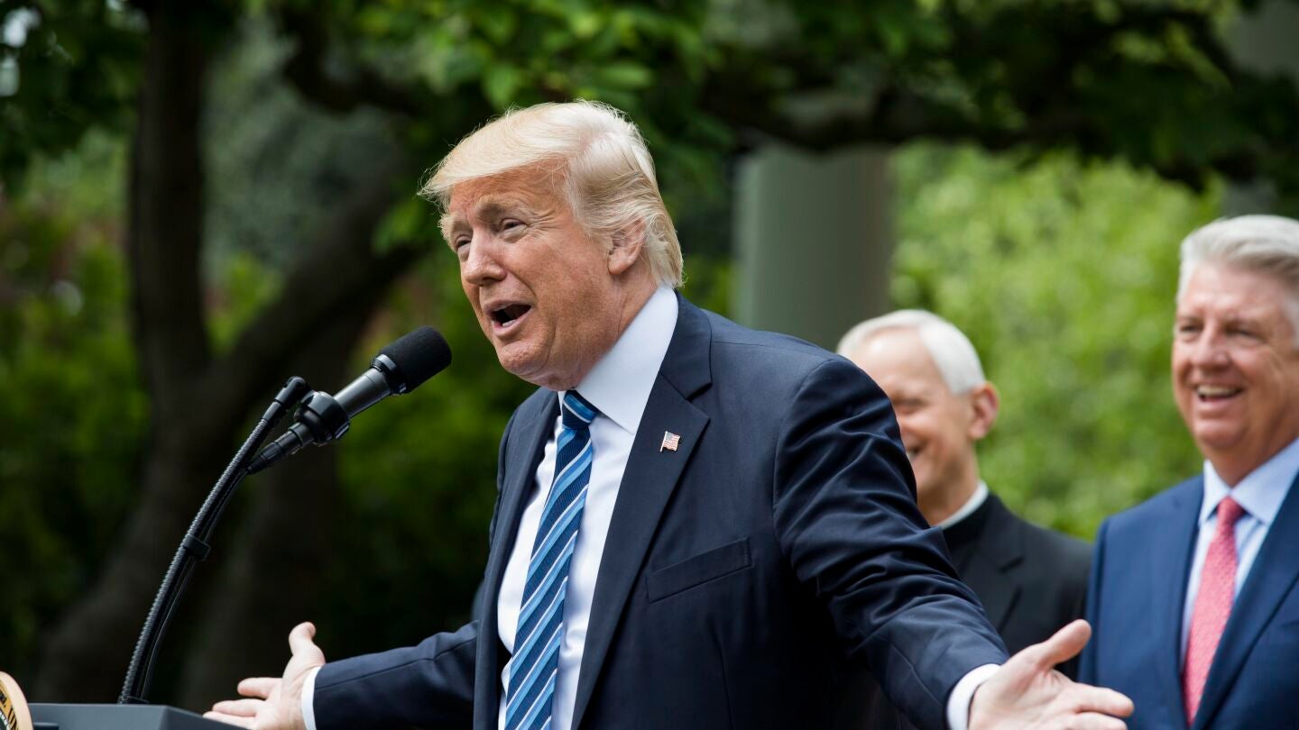 El presidente de Estados Unidos, Donald Trump, comparece durante el Día Nacional de Oración en la Rosaleda de la Casa Blanca